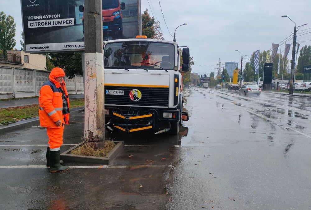 Тысячи клиентов в Одесской области остаются без света из-за непогоды