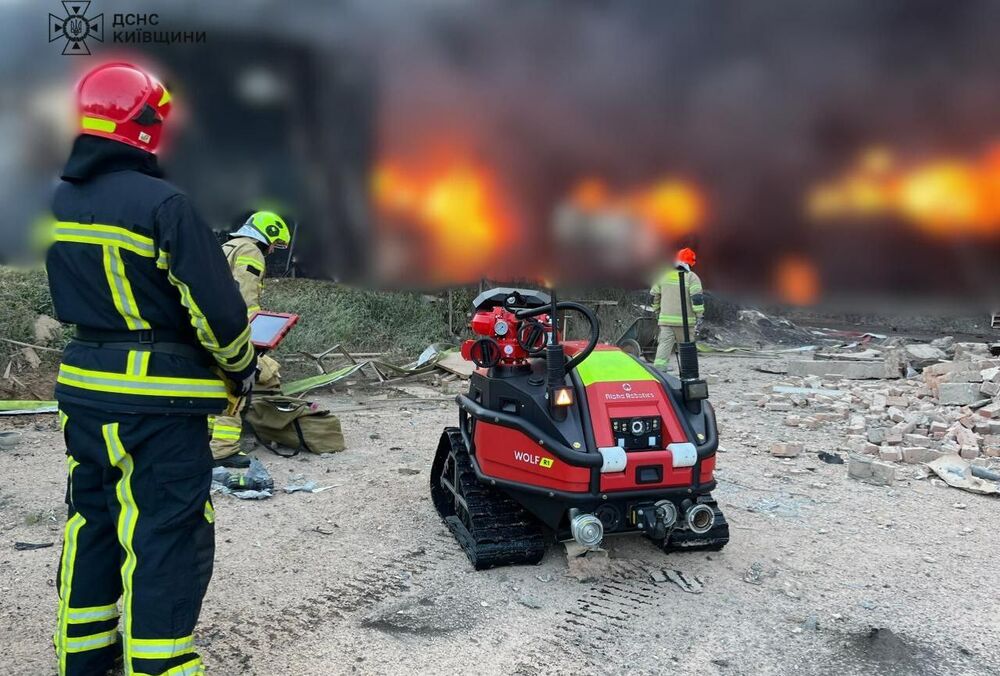 Пожар на промышленном объекте в Киевской области не могут потушить