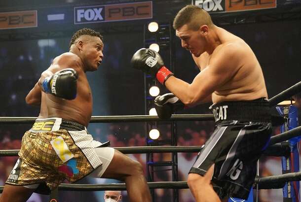 Падение на 46-й секунде боя: американского тяжеловеса заподозрили в симуляции нокаута - ВИДЕО