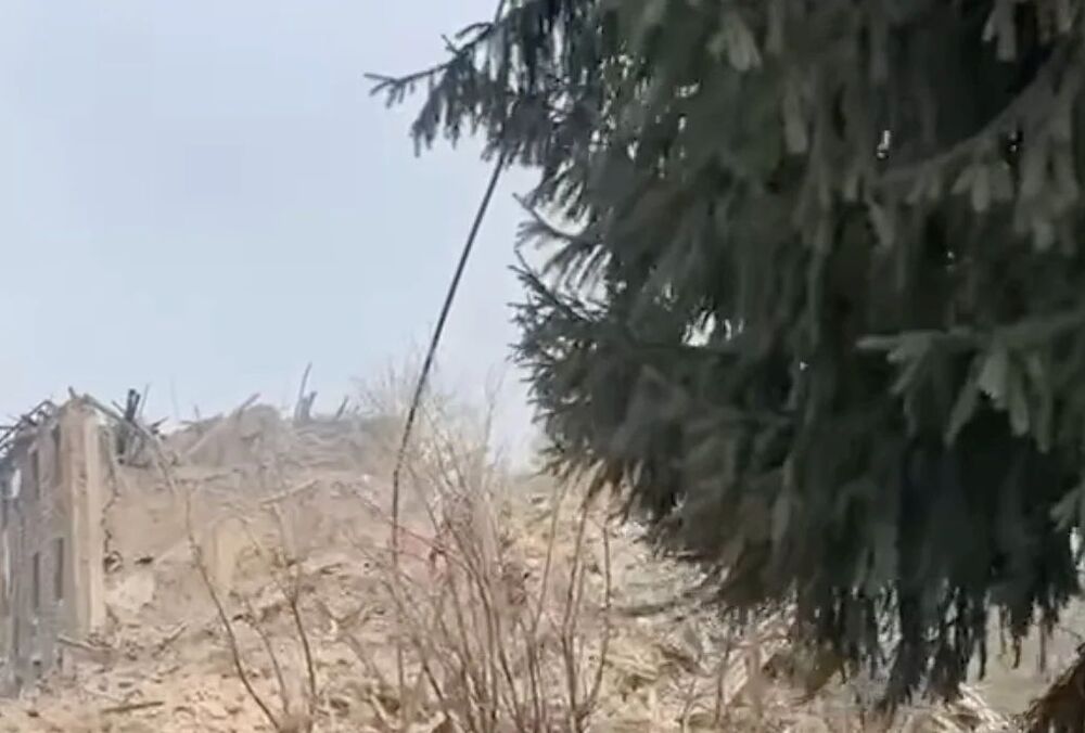 Россияне сбросили авиабомбу на многоэтажку в Константиновке