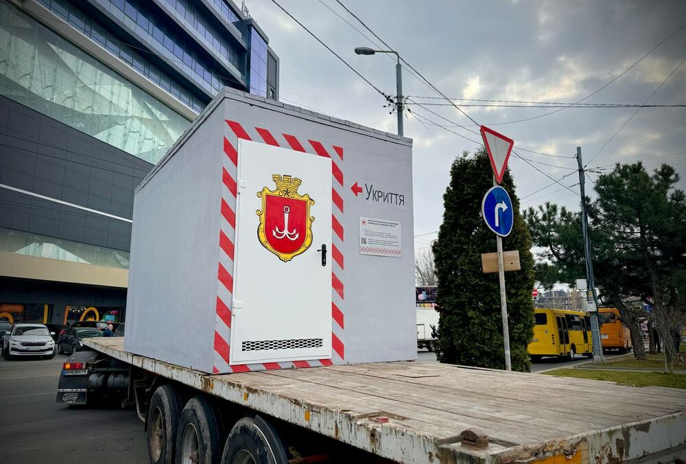 В Одесі на вулицях почали встановлювати мобільні укриття: фото В Одесі на вулицях почали встановлювати мобільні укриття: фото