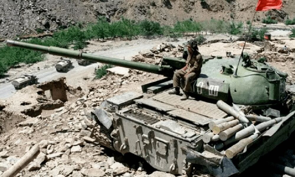 Разведка Великобритании: РФ с целью восполнения потерь перебрасывает на фронт устаревшие Т-62