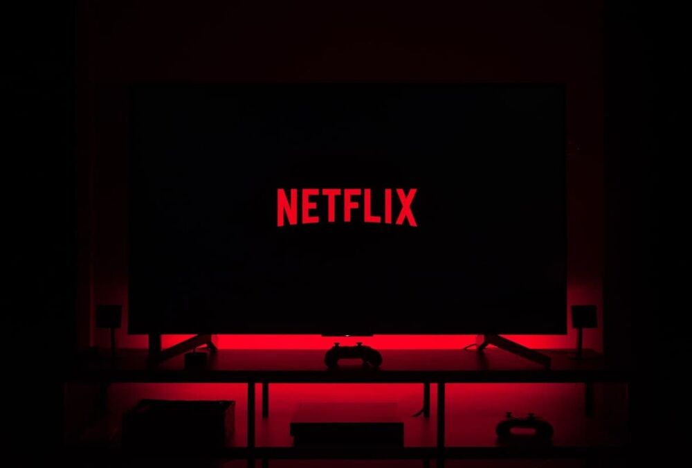 Netflix купил киностудию Warner Bros.