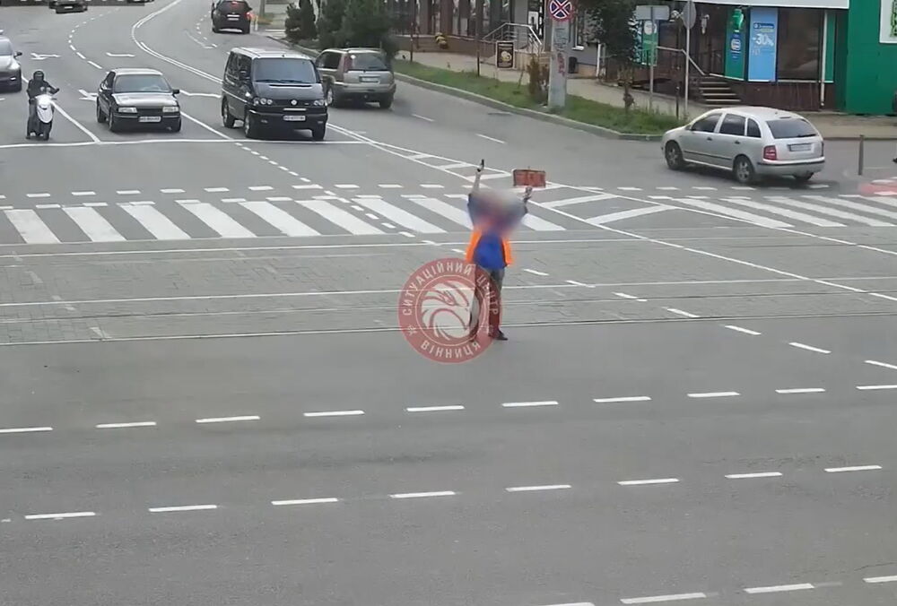 У Вінниці чоловік з іграшковим пістолетом зупиняв машини у хвилину мовчання У Вінниці чоловік з іграшковим пістолетом зупиняв машини у хвилину мовчання