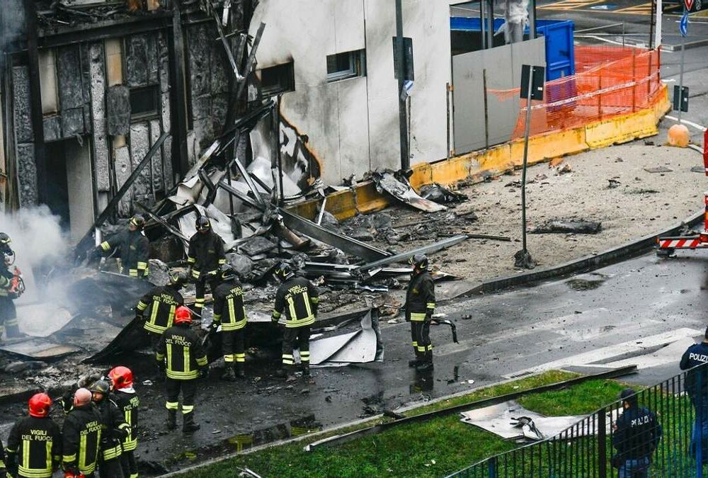 Самолет в Италии врезался в здание: есть погибшие Самолет в Италии врезался в здание: есть погибшие