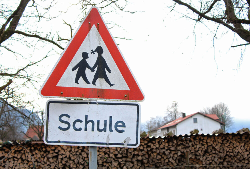 У Берліні чоловік з ножем напав на дітей: двох школярок серйозно поранено