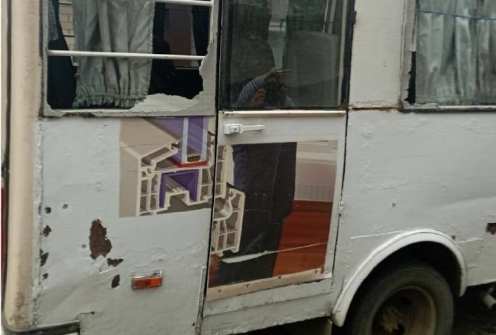 Россияне сбросили взрывчатку на автобус в Сумской области