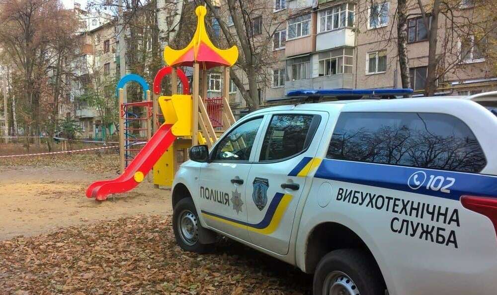 Серія вибухів в Харкові: чоловік закидав квартиру гранатами і підірвав себе на дитячому майданчику