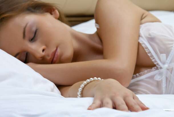 Профілактика зморшок: в якому положенні краще спати, щоб не нашкодити шкірі