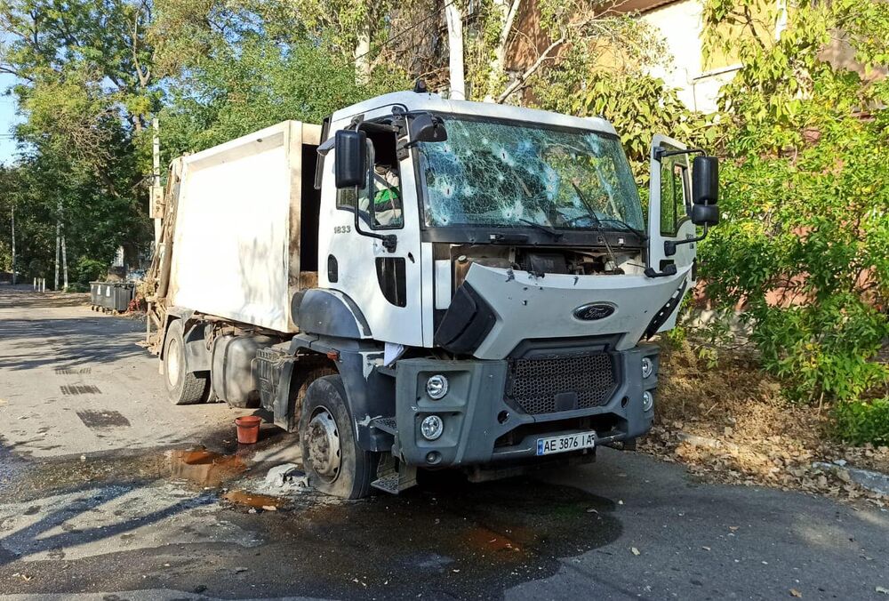 Россияне обстреляли Херсон: серьезно ранены коммунальщики (фото)