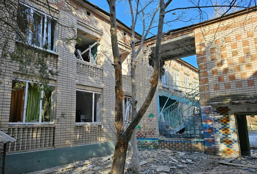 Российские военные обстреляли детсад в Херсоне
