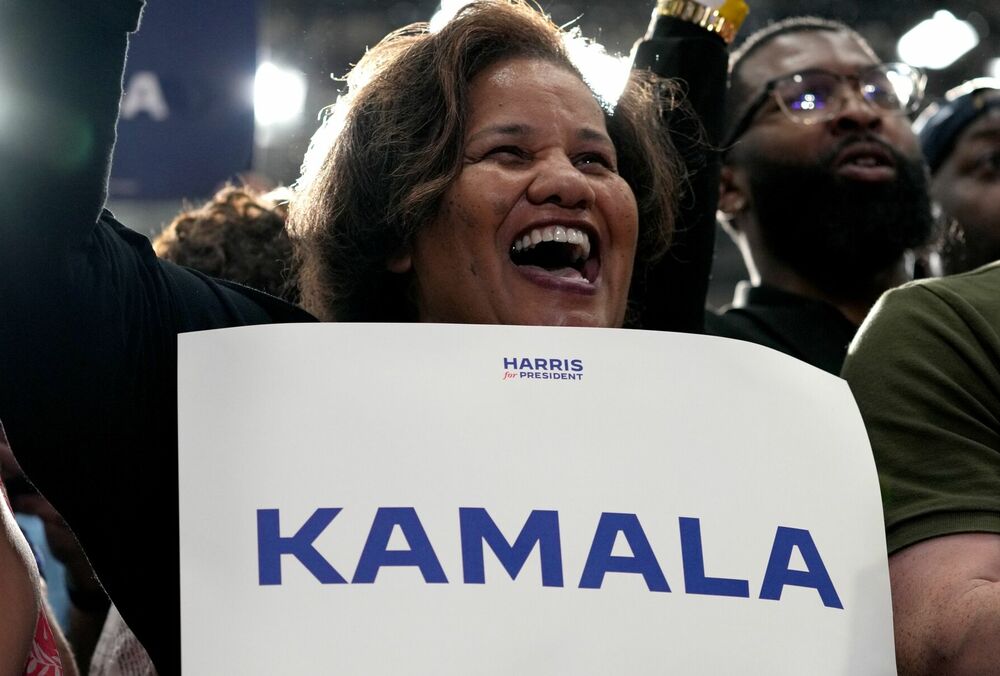 Камала Харріс обійшла Трампа за популярністю в штатах, що ”вагаються”