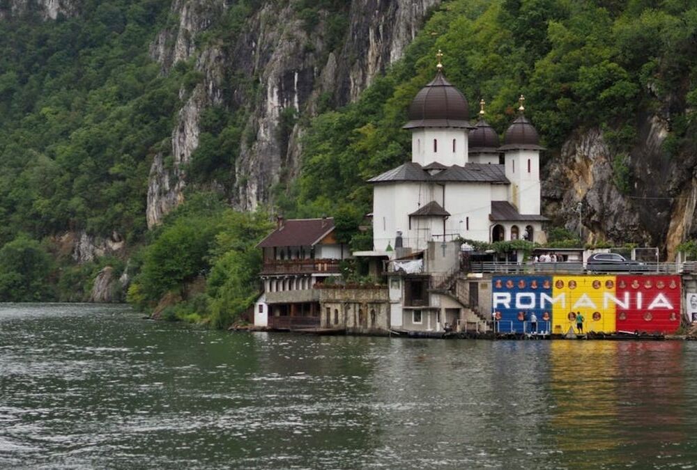 На Дунае перевернулась лодка с туристами