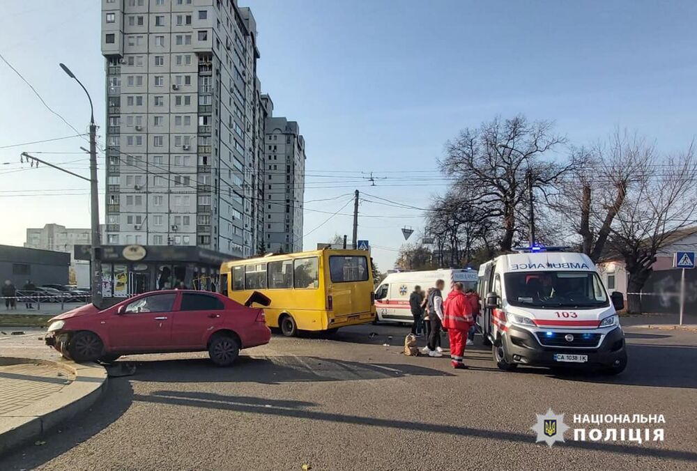 У Черкасах маршрутка потрапила до ДТП: постраждали 10 людей, у тому числі діти