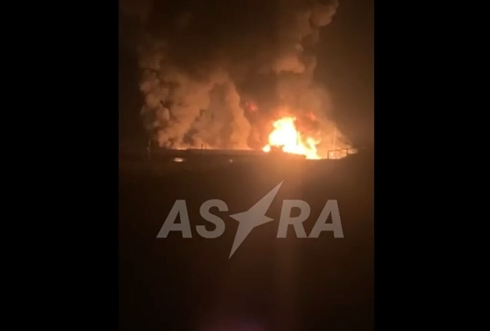 Дроны атаковали нефтебазу Лукойла в Адыгее: видео Дроны атаковали нефтебазу Лукойла в Адыгее: видео