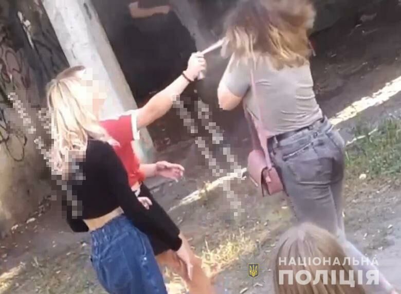 В Киеве трое школьниц избили 15-летнюю девочку - им грозит до 4 лет В Киеве трое школьниц избили 15-летнюю девочку - им грозит до 4 лет
