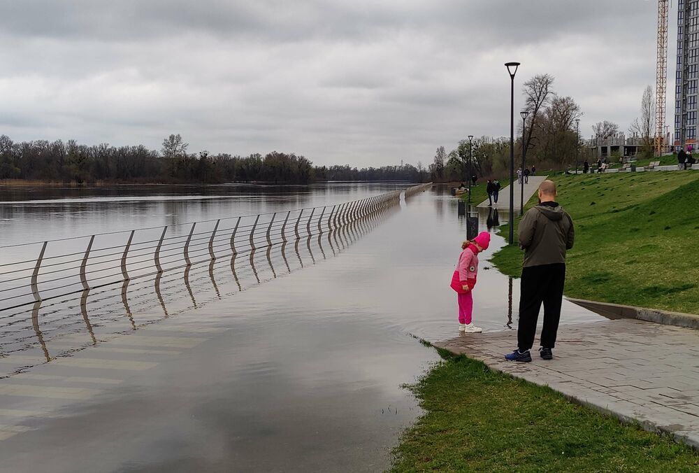 В Киеве снова поднялся уровень воды в Днепре