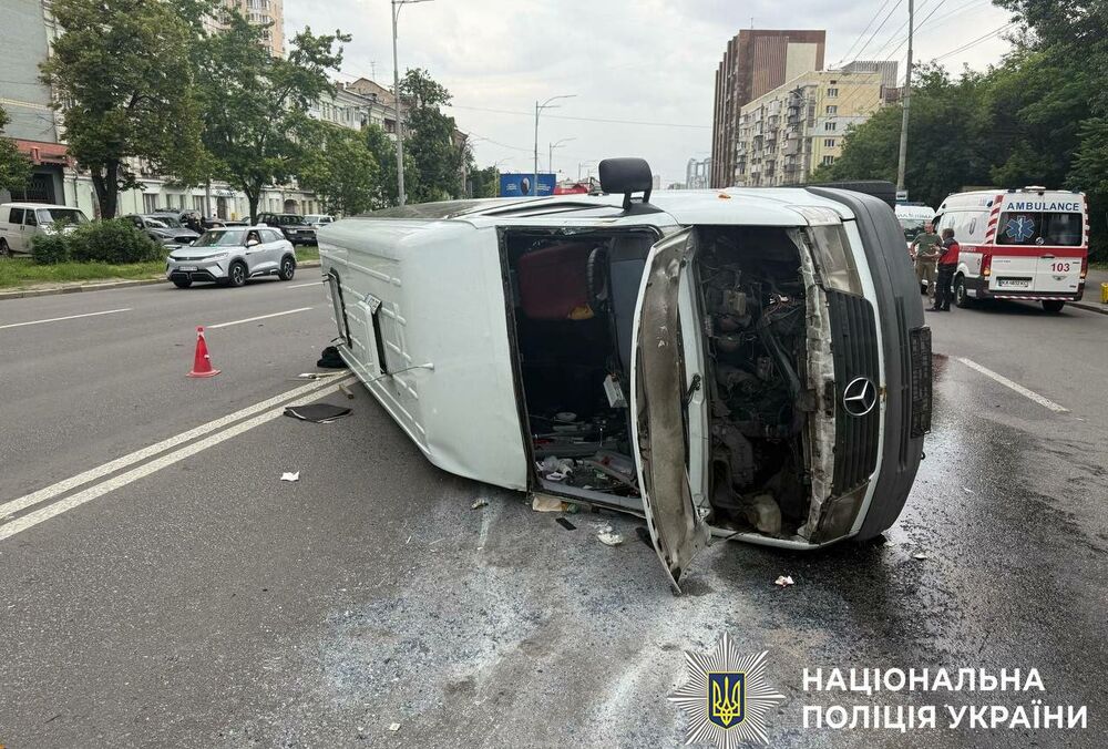 В Киеве посреди проспекта перевернулся микроавтобус