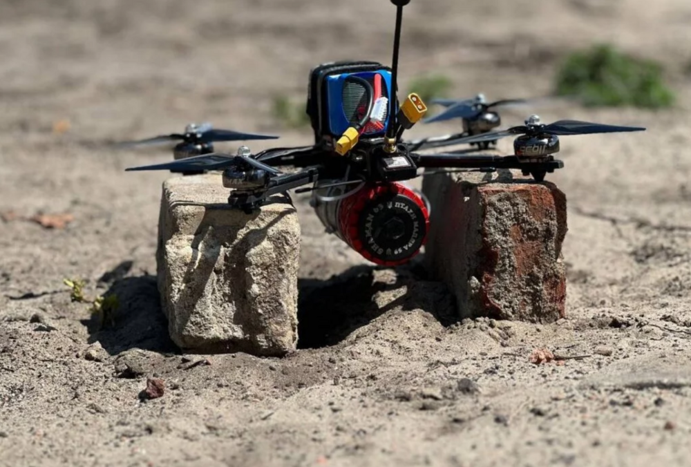 Россияне атаковали Харьков FPV-дронами, носителем которых был БПЛА ”Молния”: есть пострадавшие