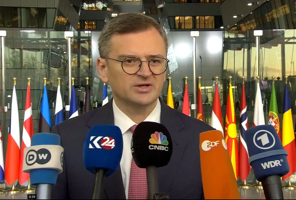 ЕС передал Украине 300 тысяч боеприпасов из обещанного 1 млн, - Кулеба