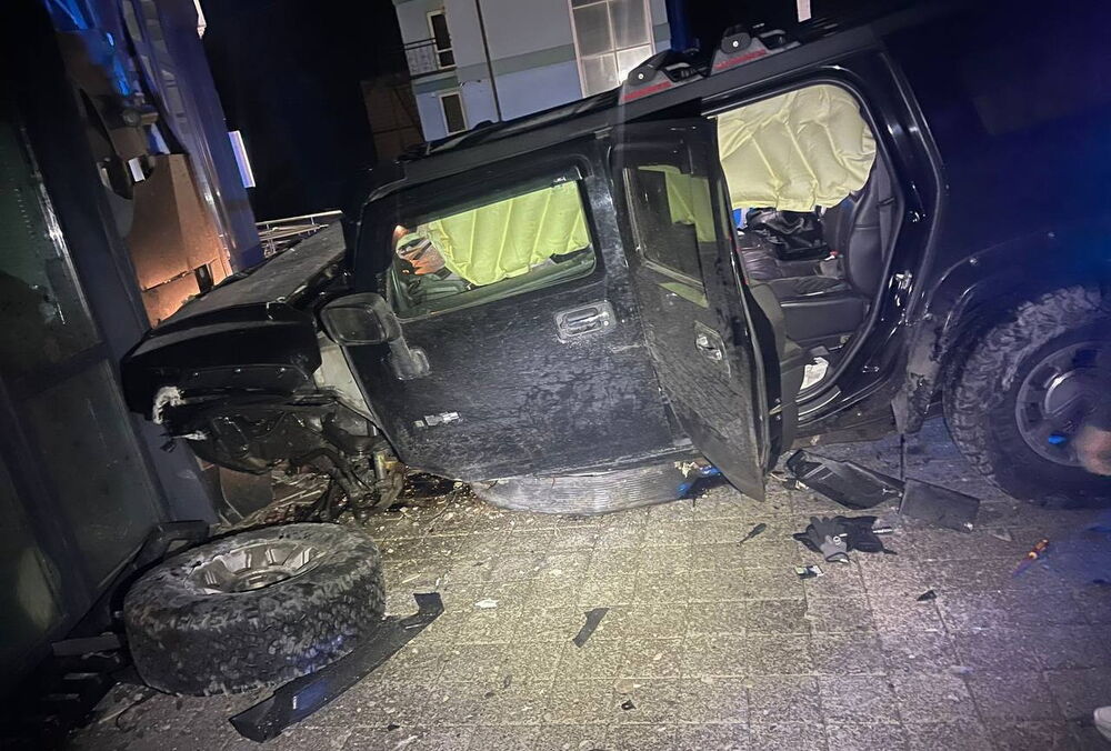 В Киевской области пьяный водитель на Hummer протаранил дом