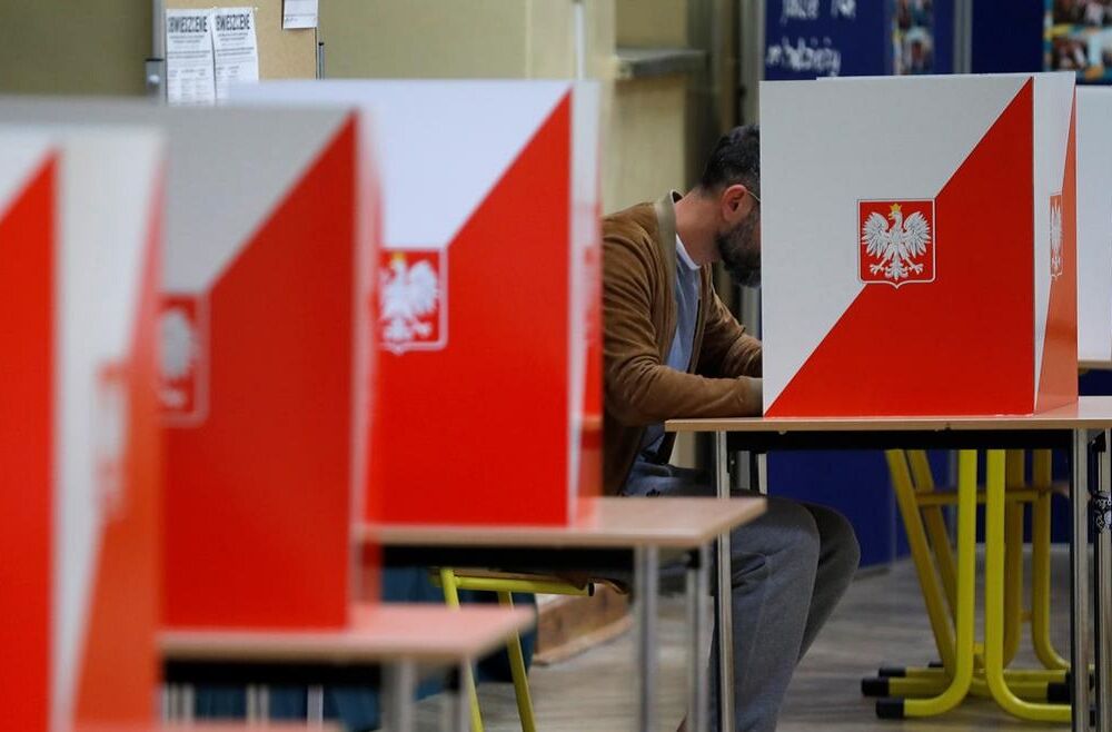 Сьогодні у Польщі проходять парламентські вибори та референдум