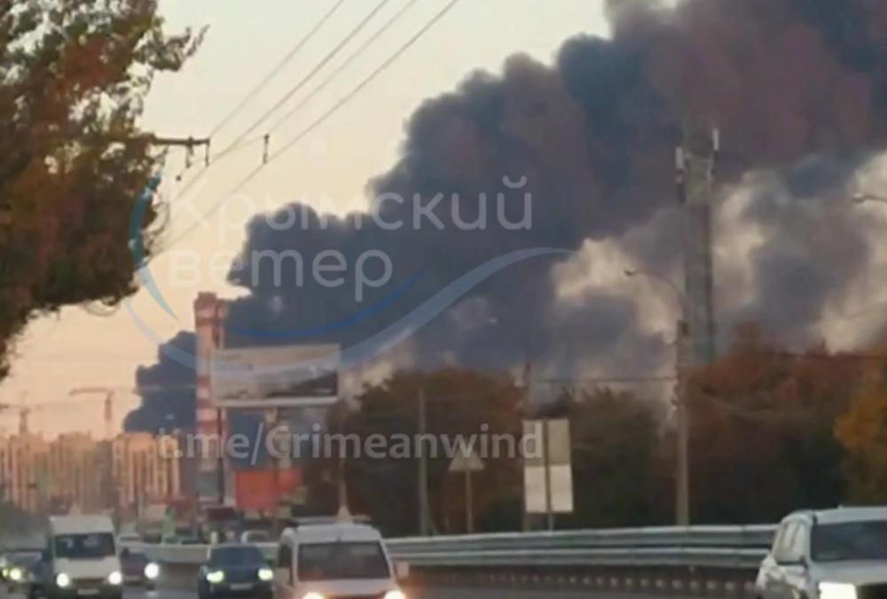 В Симферополе горит нефтебаза, которая активно используется для снабжения российской оккупационной армии