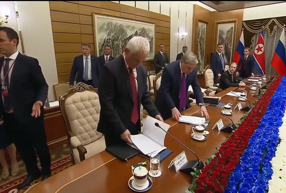 ”Сначала войдет наш руководитель”: российскую делегацию в Северной Корее прогнали из зала для заседаний