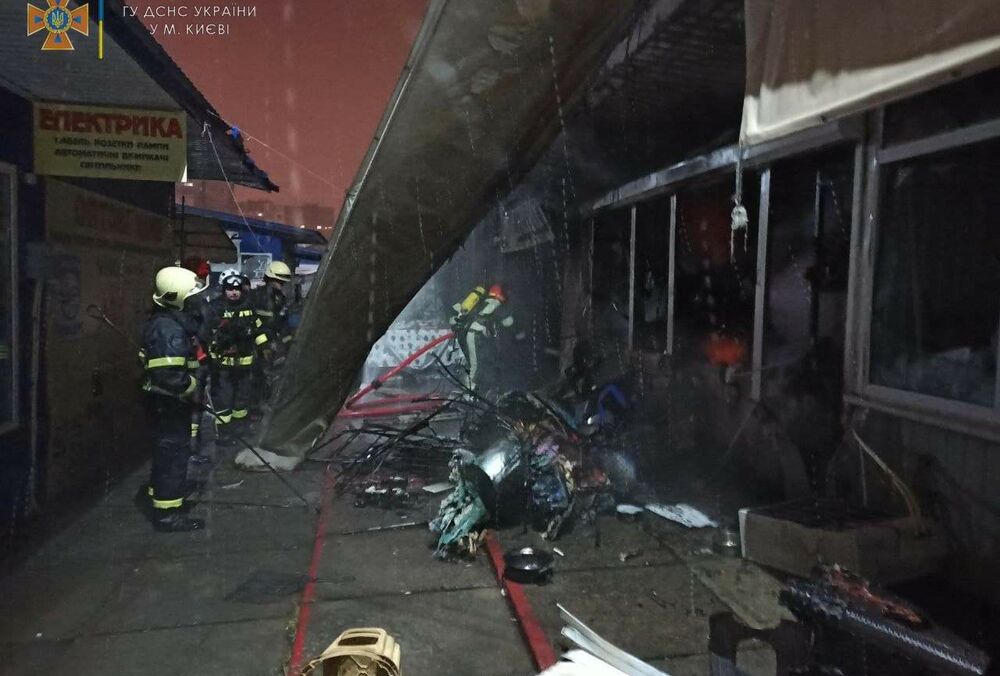 На рынке ”Оболонь” в Киеве произошел пожар: сгорели восемь павильонов