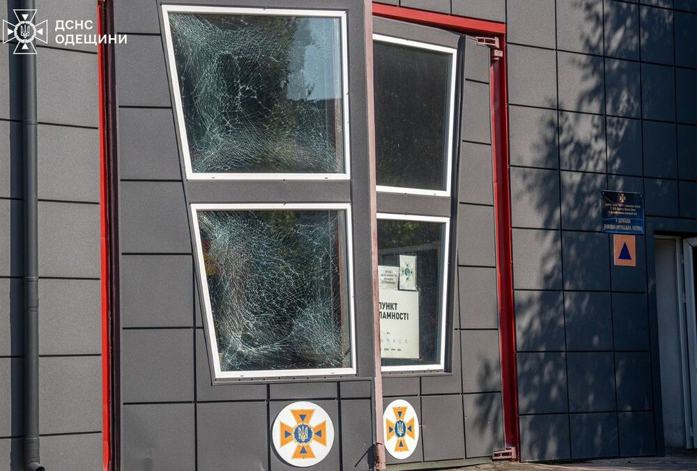 В Одессе из-за российского обстрела повреждена пожарная часть и общежитие спасателей