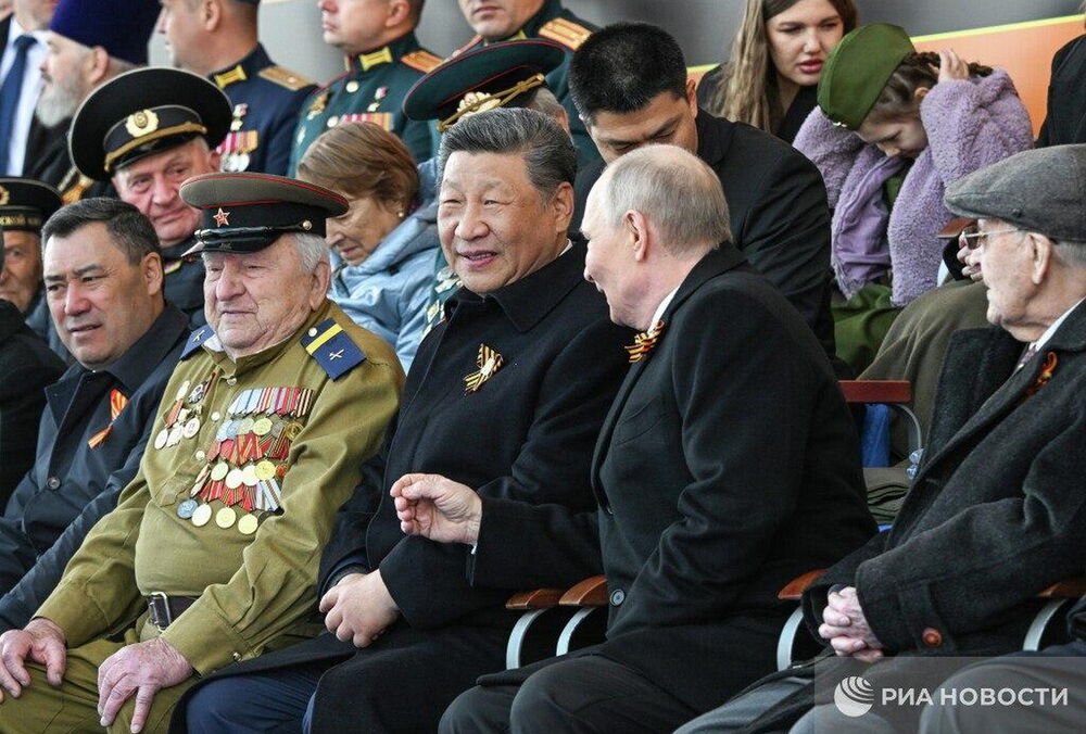 Парад 9 мая: на трибуне рядом с Путиным сидели военные преступники, обвиняемые в казнях и пытках