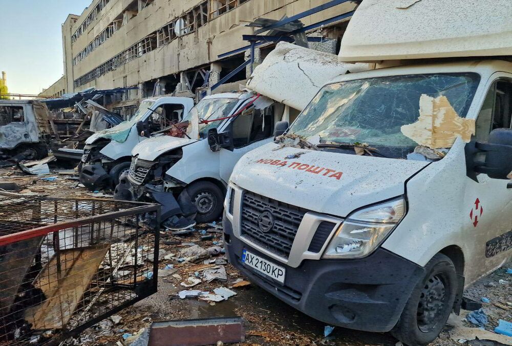 Росія вдарила по терміналу Нової пошти в Харкові: під завалами шукають людей