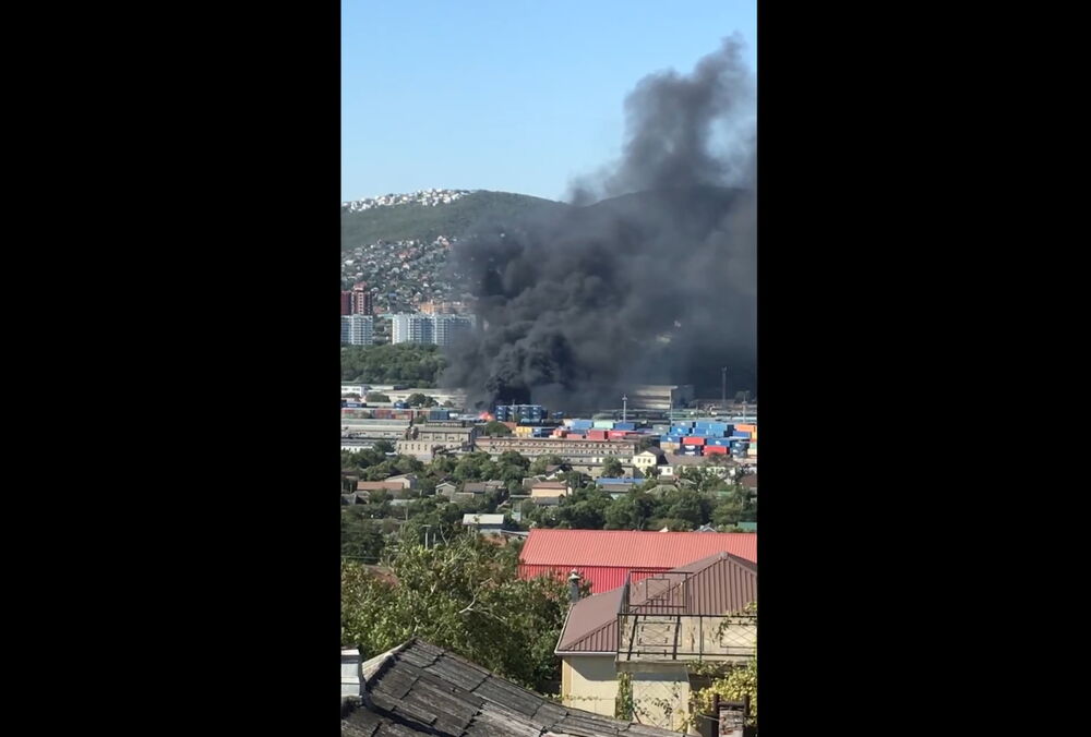 В грузовом терминале Новороссийска масштабный пожар: видео