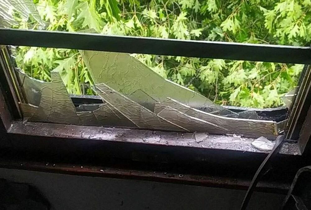 На Львівщині на приміський потяг упало дерево