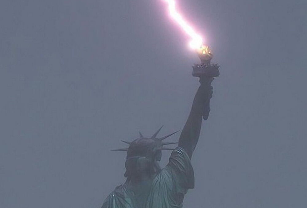 У США блискавка вдарила прямо в статую Свободи: унікальні кадри