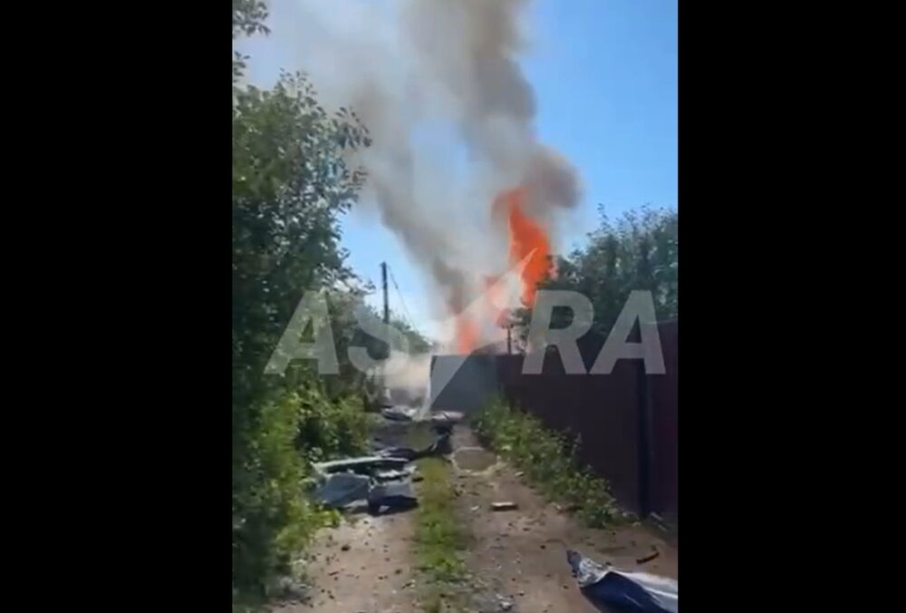 В России во двор частного дома упал самолет: видео