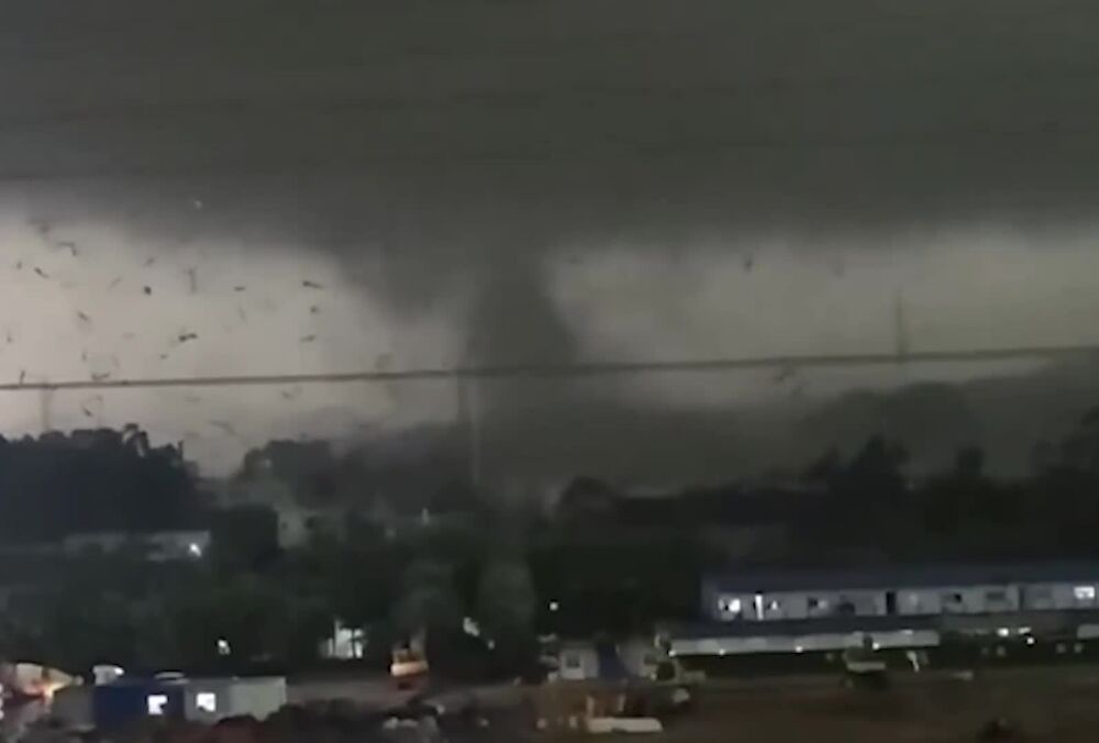 Китай накрив смертоносний торнадо