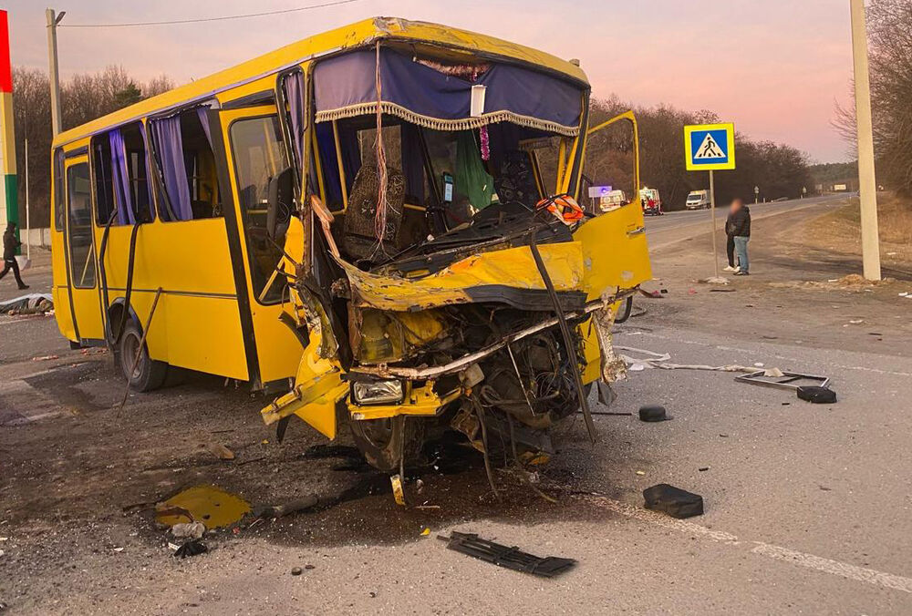 На Львівщині автобус зіткнувся з вантажівкою