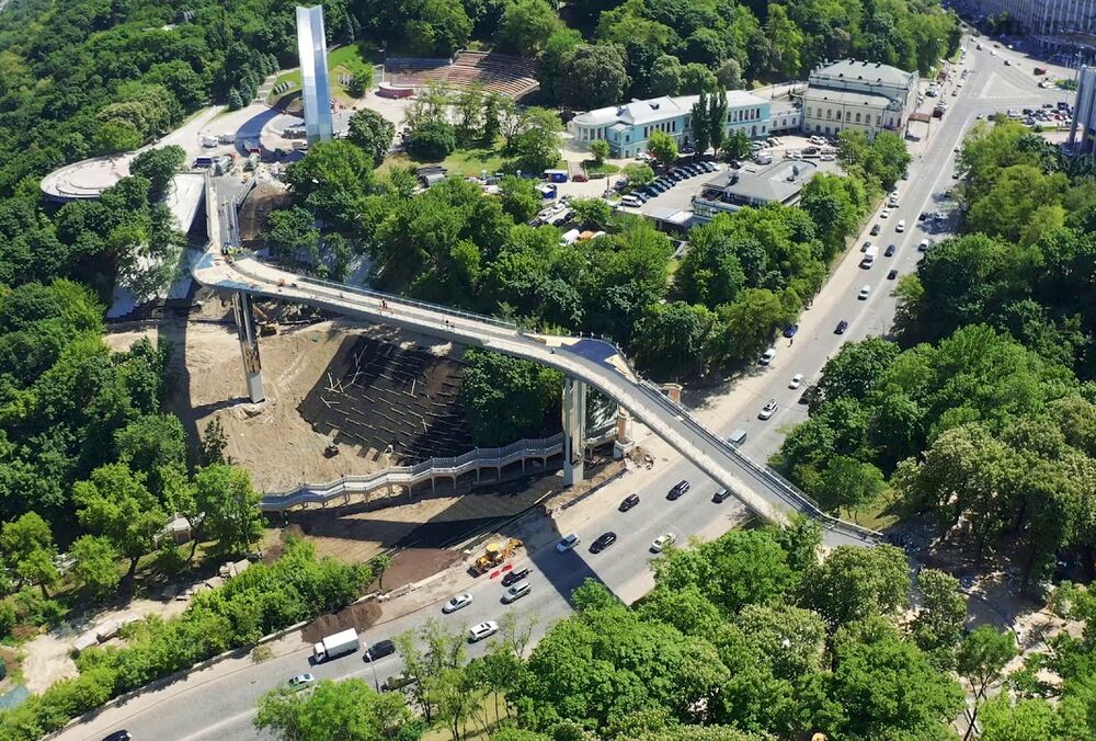 В Киеве со ”стеклянного” моста упал мужчина
