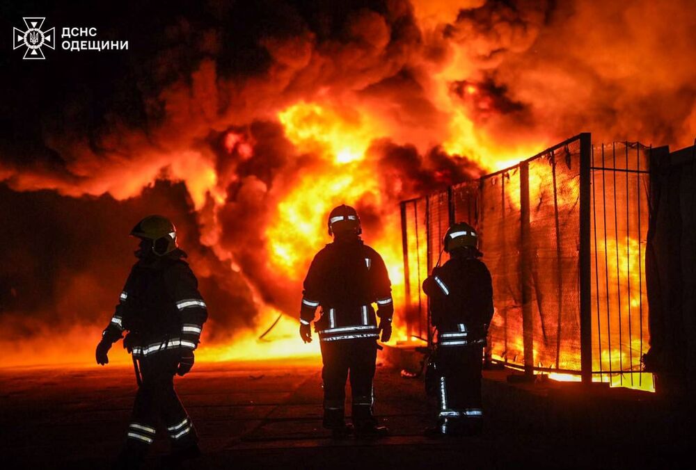 Россияне массированно обстреляли Одессу и область ”шахедами”: вспыхнули пожары