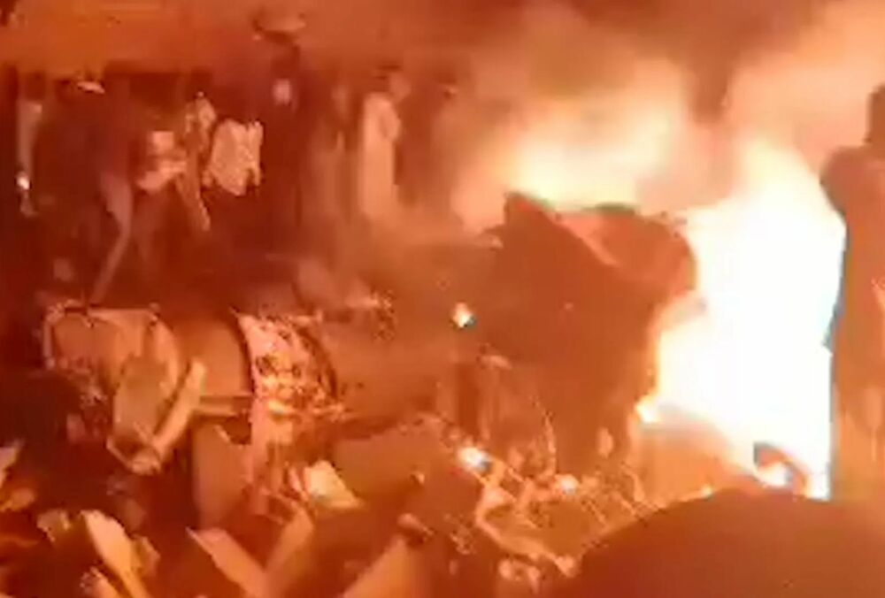 В Судане военный самолет упал на жилые дома