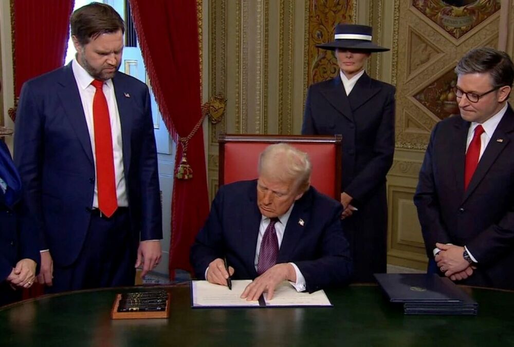 Трамп официально стал президентом США и подписал первые указы