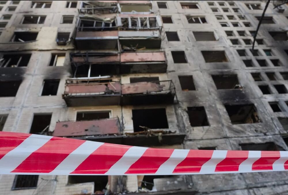 У Маріуполі почали зносити пошкоджені будинки, вселяючи в уцілілі російських будівельників У Маріуполі почали зносити пошкоджені будинки, вселяючи в уцілілі російських будівельників
