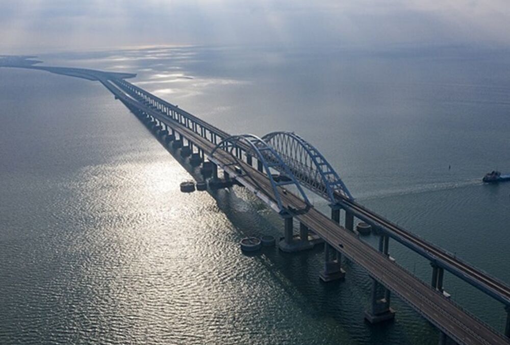 ”Это незаконное строительство”: Подоляк заявил, что Крымский мост нужно уничтожить