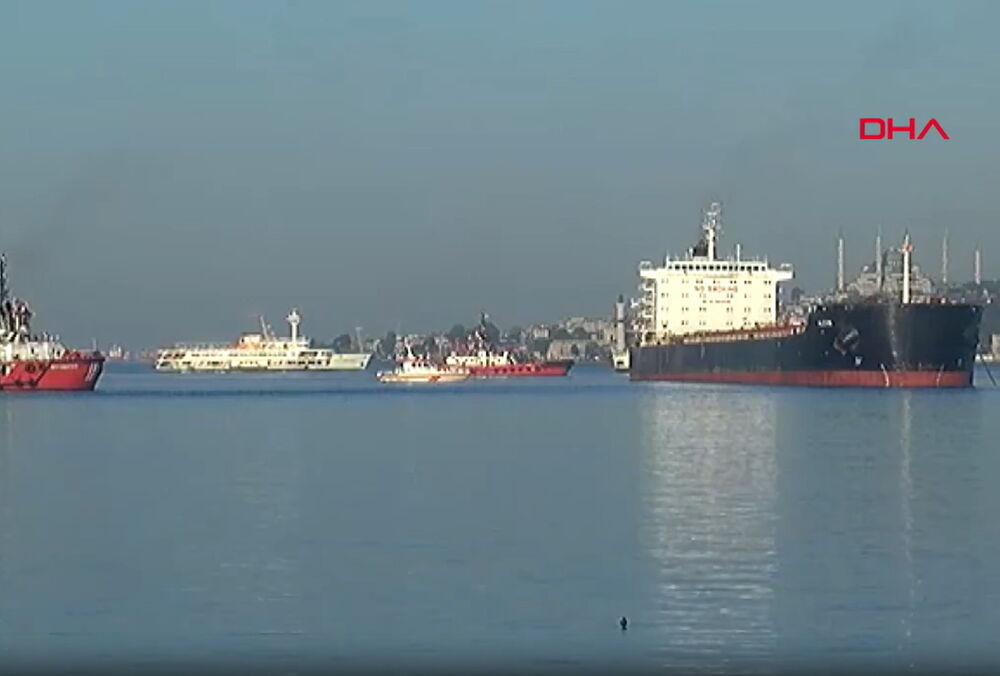 Судно, которое шло из Украины в Египет, заблокировало Босфор, сев на мель 