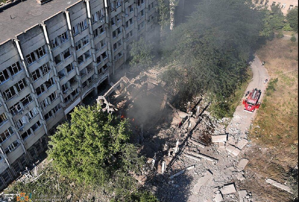 Неспокійна ніч у Миколаєві: окупанти завдали серію ударів по місту 