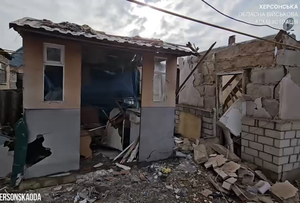 Росіяни скинули вибухівку з дрона на маршрутку в Херсоні: троє постраждалих