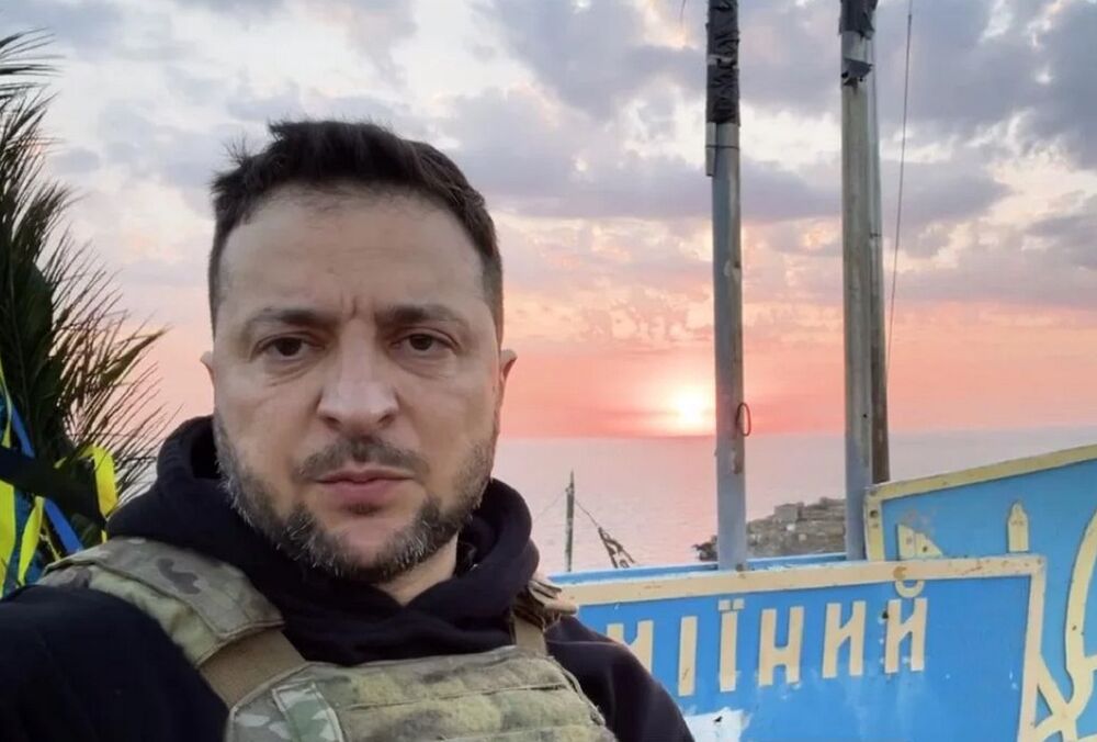 Зеленский посетил остров Змеиный на 500 день полномасштабной войны 