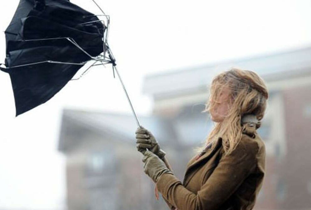 Зі снігом і сильним вітром: яким буде останній день осені