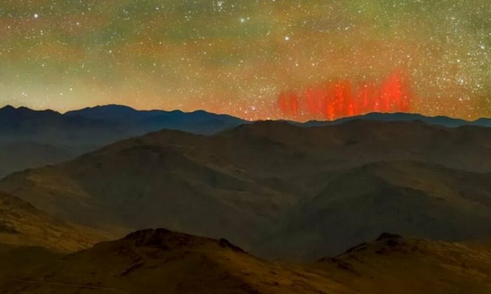 В небе над Чили заметили редкие красные молнии